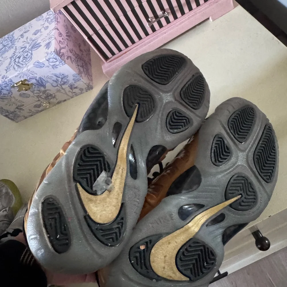 Nike youth Foamposite 4Y